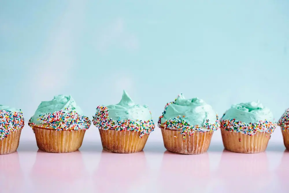 Renkli şekerli cupcake